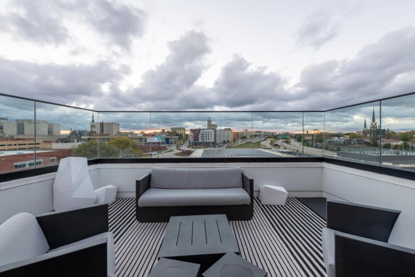 Modern Studio Apt With Skywalk To Fiserv, Rooftop, And Parking Милуоки Экстерьер фото