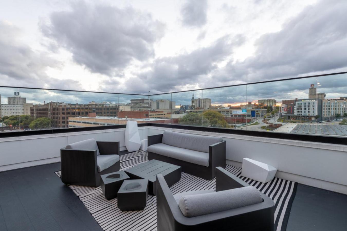 Modern Studio Apt With Skywalk To Fiserv, Rooftop, And Parking Милуоки Экстерьер фото