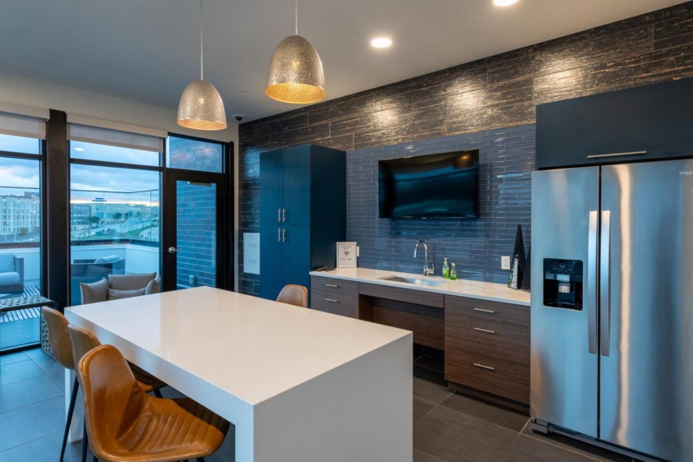 Modern Studio Apt With Skywalk To Fiserv, Rooftop, And Parking Милуоки Экстерьер фото