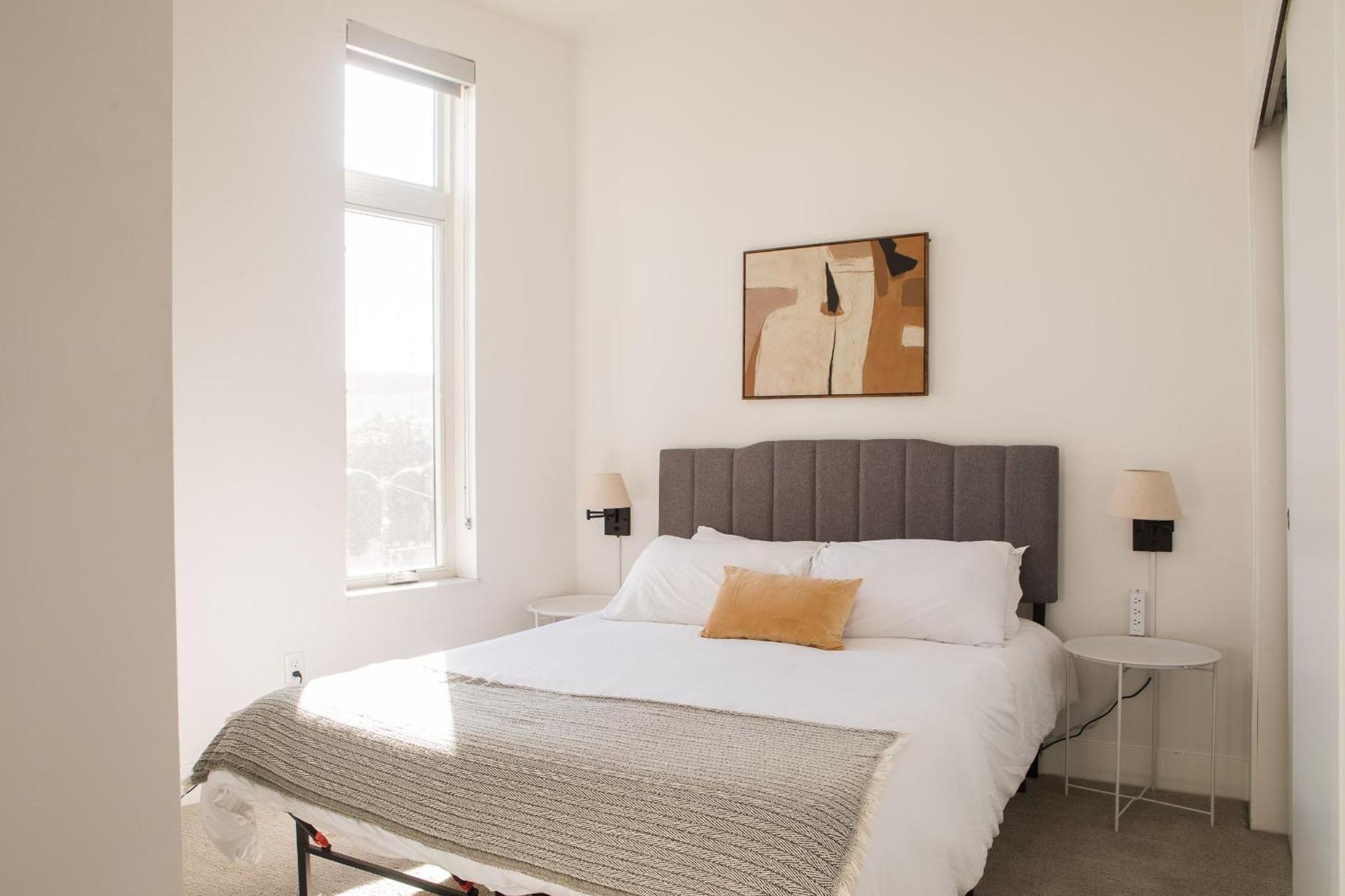 Modern Studio Apt With Skywalk To Fiserv, Rooftop, And Parking Милуоки Экстерьер фото